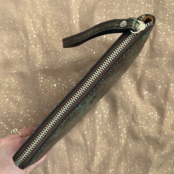 Brand New Patricia Nash Genuine Leather Tooled Turquoise Large Clutch Wristlet - Picture 7 of 12